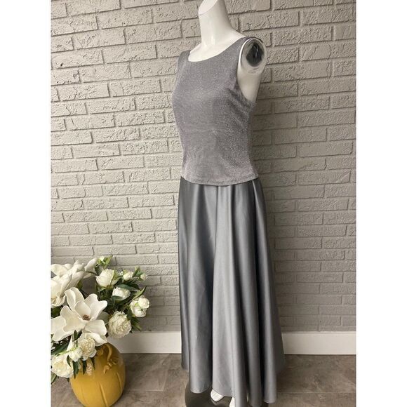 Arianna by Rachel Kaye Sleeveless Gray & Silver Gown Size 10P - Picture 3 of 9